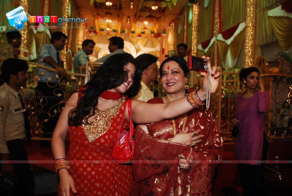 Shaan, Moushmi Chaterjee,Rupa Ganguly at Durga pooja Event hd photo